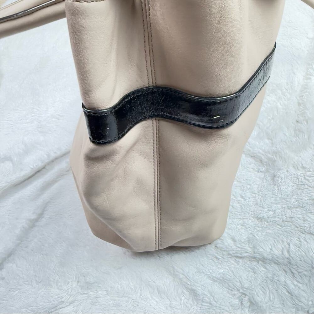 Kate Spade beige and Black hand Bag - Picture 5 of 14